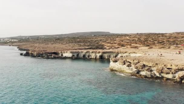 Lotu Ptaka Cypr Dron Przelatuje Nad Brzegiem Morza Gdzie Morze — Wideo stockowe