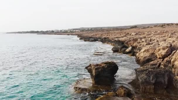 Vídeo Drone Das Margens Mar Mediterrâneo Ondas Que Quebram Costa — Vídeo de Stock