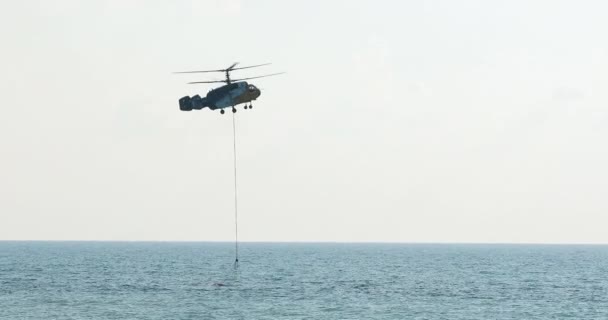 Helikopter Met Een Mand Verzamelt Water Uit Zee Branden Bosbranden — Stockvideo