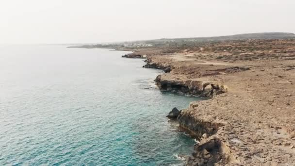Vista Aérea Chipre Drone Vídeo Uma Costa Rochosa Contra Rochas — Vídeo de Stock