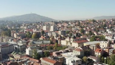 Şehir merkezi, tarihi binalar ve dağ sıralarında geçmişi olan sokaklar. Saraybosna Bosna-Hersek 'in hava görüntüsü.