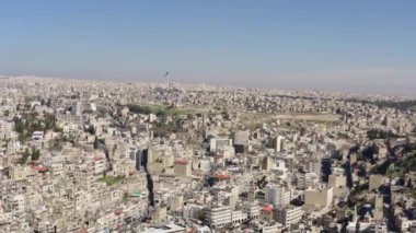Arap ülkesinin başkentinin insansız hava aracı videosu. Ortadoğu 'da çöldeki dağların yamaçlarında kumtaşı evler. Hava manzaralı Amman Jordan. Yüksek kalite 4k görüntü