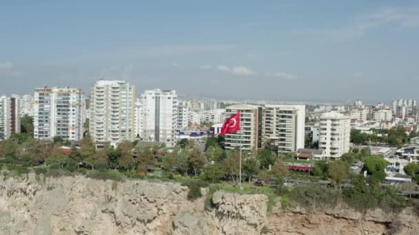 Дрон Видео Флаг Турции Развивается Скале Городе Домами Средиземноморском Побережье — стоковое видео