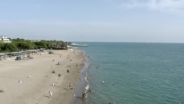 Drone Video Mediterranean Sandy Beach Waves Sea Which People Sunbathe — Stockvideo