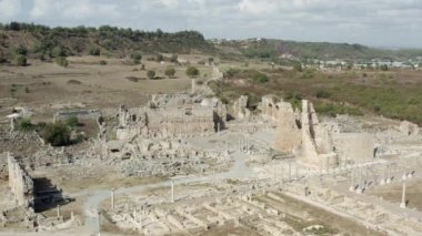 Eski bir yerin insansız hava aracı videosu. Arkeolojik kazı alanında kalıntıları olan antik kentin tarihi kalıntıları. Antalya Türkiye 'nin havadan görüşü. Yüksek kalite 4k görüntü