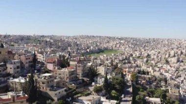 Şehrin, dağların yamaçlarındaki insansız hava aracı videosu Arapça. Dar sokakları ve yolları olan çatıları olan evler, çölde bir şehir. Amman Jordan.