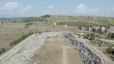 Savaş arabaları için antik Yunan stadyumunun insansız hava aracı videosu. Arkeolojik kazı alanındaki antik tiyatro binalarının kalıntıları. Antalya Türkiye 'nin havadan görüşü. Yüksek kalite 4k görüntü