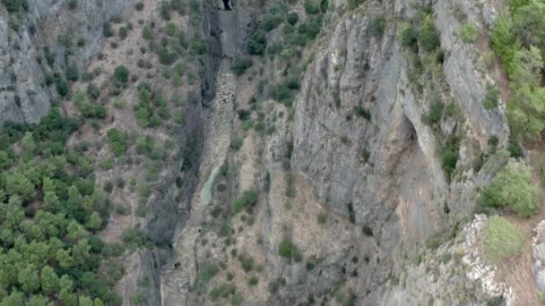 Drone Video Río Montaña Que Fluye Entre Las Rocas Cañón — Vídeo de stock