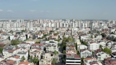 Şehrin merkezi gökdelenleri ve sokak mimarisi olan insansız hava aracı videosu. Antalya Türkiye 'nin hava manzaralı şehir manzarası. Yüksek kalite 4k görüntü