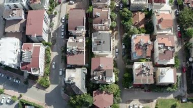 Akdeniz 'deki bir Asya şehrinde evleri, çatıları, caddeleri ve yolları olan şehirlerin insansız hava aracı videosu. Antalya Türkiye 'nin havadan görüşü. Yüksek kalite 4k görüntü