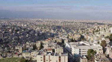 Eski Arap şehrinin insansız hava aracı videosu. Tarihi mahallelerin ve sokakların tepelerinde evleri olan Orta Doğu 'nun şehir manzarası. Hava manzaralı Amman Jordan. Yüksek kalite 4k görüntü