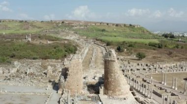 Yunan eski, tarihi, antik kentin insansız hava aracı videosu, kuleleri ve harabeleri olan antik bir yerleşim yerinin arkeolojik kazıları. Antalya Türkiye 'nin havadan görüşü. Yüksek kalite 4k görüntü