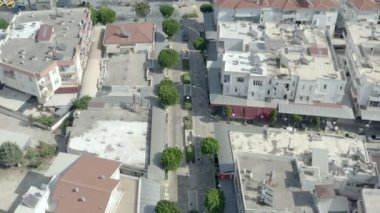 Akdeniz 'deki bir Asya şehrinde evleri, çatıları, caddeleri ve yolları olan şehirlerin insansız hava aracı videosu. Antalya Türkiye 'nin havadan görüşü. Yüksek kalite 4k görüntü