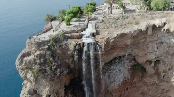 Drone Video Mediterranean Coastline City Rocky Shore Waterfall Sea Canyon — Vídeos de Stock