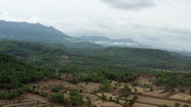 Dokulu gökyüzü olan dağ manzarasının insansız hava aracı videosu. Dağ sıraları tepeleri ve kayaları olan ağaçlarla kaplıdır. Antalya Türkiye 'nin havadan görüşü. Yüksek kalite 4k görüntü