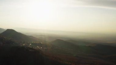 İHA video gündoğumu, dağlarda gün batımı. Güzel sisli dağ sıraları. Kum dağları kayalar ve kayalıklarla dolu güzel bir arazide. Türkiye 'nin havadan görüntüsü. Yüksek kalite 4k görüntü