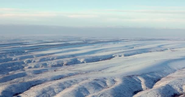 Luftaufnahme Von Bergrücken Schöne Landschaft Mit Schneebedeckten Bergen Und Strukturiertem — Stockvideo