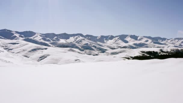 Drone Βίντεο Από Ορεινό Τοπίο Χειμώνα Κινηματογραφικά Βουνά Κορυφές Καλύπτονται — Αρχείο Βίντεο