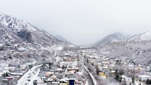 Drone Video Winter City Mountain Landscape Houses Streets Covered Snow — Stock video