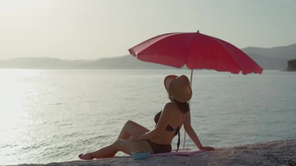 Turista Feliz Mar Mujer Harmony Mediterranean Sea Beach Chica Solitaria — Vídeo de stock