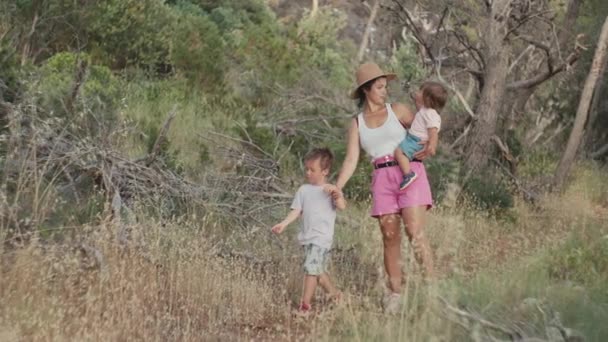 Сім Прогулянці Парку Разом Мама Діти Ходять Лісі Біля Моря — стокове відео