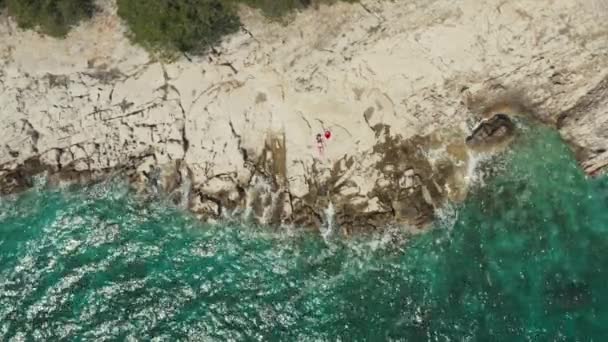 Hava Manzaralı Kız Dalgaların Çarptığı Bir Kayanın Üzerinde Yatıyor Bir — Stok video