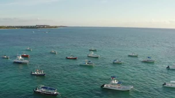 Drone Video Yachts Boats Parked Caribbean Sea Boats Dangling Waves — Stok video