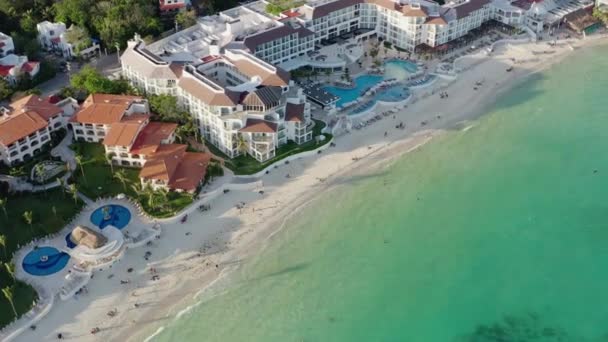 Drone Video Hotel Line Shores Caribbean Sea Pools Resort Buildings — Video