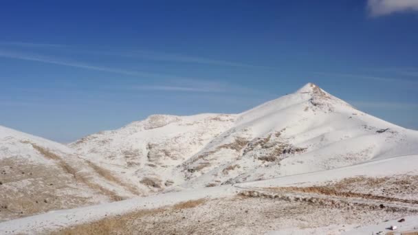 Drone Video Mountain Landscape Early Winter Mountain Ranges Peaks Sprinkled — Vídeo de stock