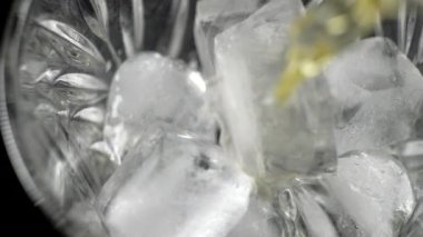 Bir bardağa viski dolduruyorum. Bir restorana ya da bara viski dökülen buzlu bir bardak. Güzel bir ağır çekim 4K videosu. Yüksek kalite 4k görüntü