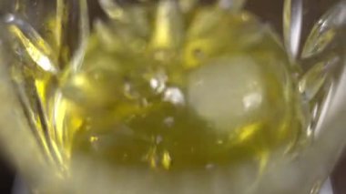 İçine buz atılan bir bardak alkollü viskinin 4K 'lık güzel videosu. buz küpleri burobona düşer ve su sıçratır. Bir barda ya da restoranda hızlandırılmış makro video. Yüksek kalite 4k görüntü