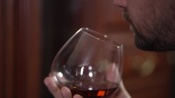 Ein Glas Cognac Der Hand Eines Mannes Der Einen Mann — Stockvideo