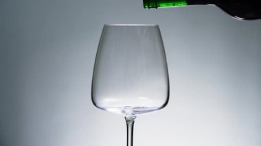 Bir bardağa kırmızı şarap dolduruyorum. Alkollü içeceğin içine kırmızı şarap döküldüğü şarap kadehi. Şaraphanede 4K video tatma çok güzel. Yüksek kalite 4k görüntü