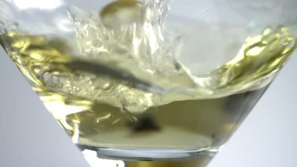 Alkolik Martini Hazırlıyorum Zeytin Vermutlu Bir Bardağa Düşer Lokantada Barda — Stok video