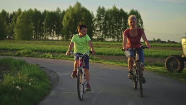 Family Cycling Nature Woman Teenage Boy Riding Bicycles Beautiful Scenery — 图库视频影像