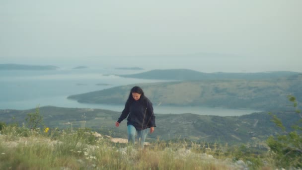 Active Rest Mountains Girl Goes Hiking Rocks Beautiful Landscape Man — Αρχείο Βίντεο