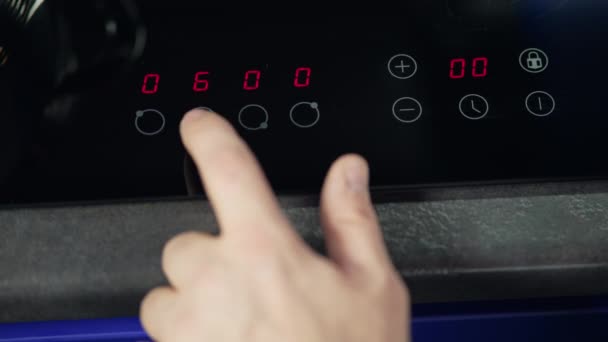 Θερμοκρασία Ανάβει Ηλεκτρική Σόμπα Ένα Αρσενικό Χέρι Αγγίζει Την Οθόνη — Αρχείο Βίντεο