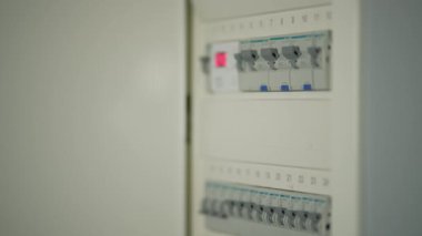 Bir adamın elinin makineyi çalıştırdığı elektrikli kalkan. Elektrik kutusundaki elektrik kesintisi düğmeye bağlı. Yüksek kalite 4k görüntü