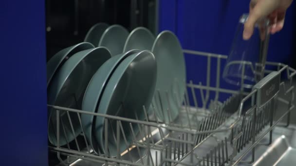 Χέρια Των Γυναικών Ανοίγουν Πλυντήριο Πιάτων Και Καθαρίζουν Πιάτα Νοικοκυρά — Αρχείο Βίντεο