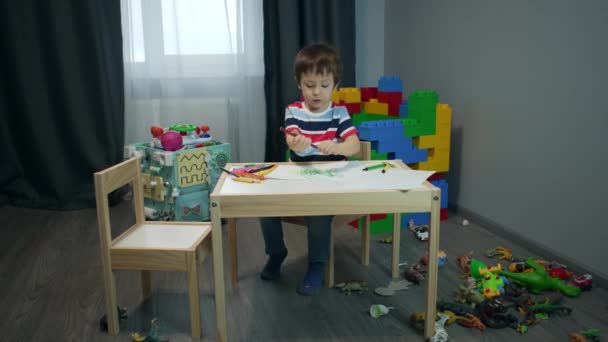 Хлопець Малює Олівці Дитячій Кімнаті Дитина Сидить Столом Тримає Ручки — стокове відео