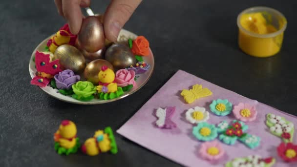 Tavuklar Tavşanlarla Süslü Paskalya Kompozisyonu Boyalı Bir Paskalya Yumurtasını Tabağa — Stok video