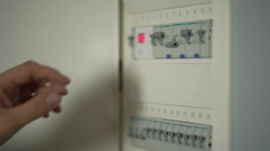 Bir adamın elinin makineyi çalıştırdığı elektrikli kalkan. Elektrik kutusundaki elektrik kesintisi düğmeye bağlı. Yüksek kalite 4k görüntü