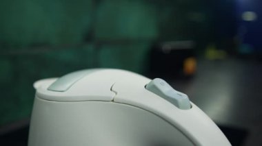 Kaynamış suyu kapatan su ısıtıcısı. Buhar elektrikli çaydanlıktan geliyor ve su çay ya da kahve yapmaya hazır. Güzel bir ağır çekim 4K videosu. Yüksek kalite 4k görüntü