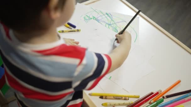 Criança Aprende Desenhar Mesa Das Crianças Com Lápis Coloridos Menino — Vídeo de Stock