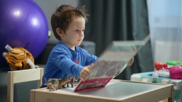 Маленький Хлопчик Дивиться Кольорову Книжку Дитина Розвивається Вчиться Вдома Розпліднику — стокове відео