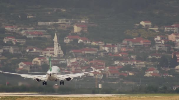 Samolot Ląduje Pasie Startowym Lotniska Tle Miasta Górach Lądowanie Samolotem — Wideo stockowe