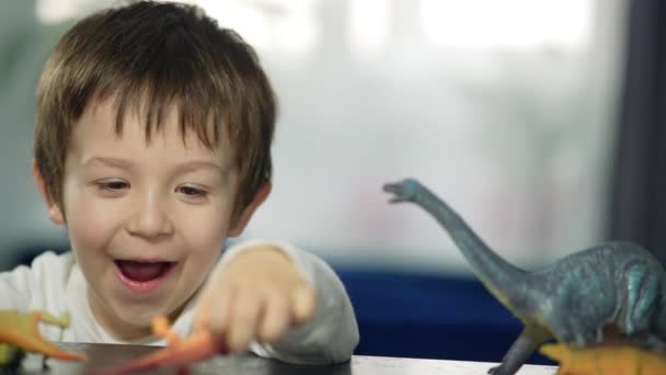 Glückliches Kind Das Hause Spielt Ein Lächelnder Junge Spielt Mit — Stockvideo