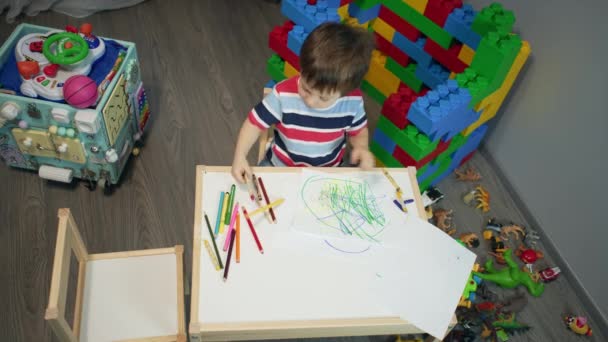 Menino Desenha Desenhos Mesa Das Crianças Sala Rapaz Envolve Educação — Vídeo de Stock