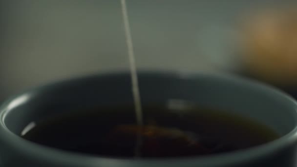 Tee Kochen Hause Der Küche Eine Frauenhand Nimmt Einen Teebeutel — Stockvideo
