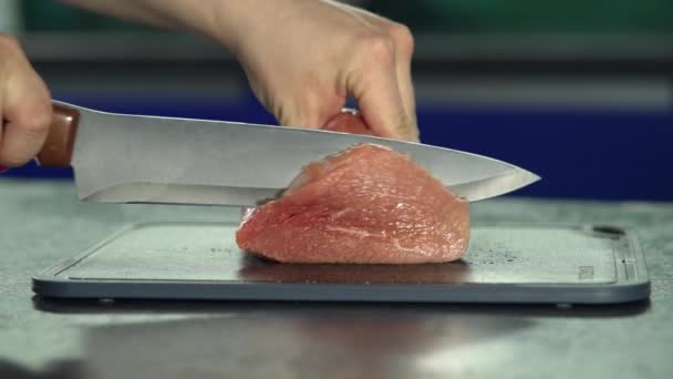 Cortar Ternera Una Tabla Cocina Mano Femenina Con Cuchillo Corta — Vídeos de Stock